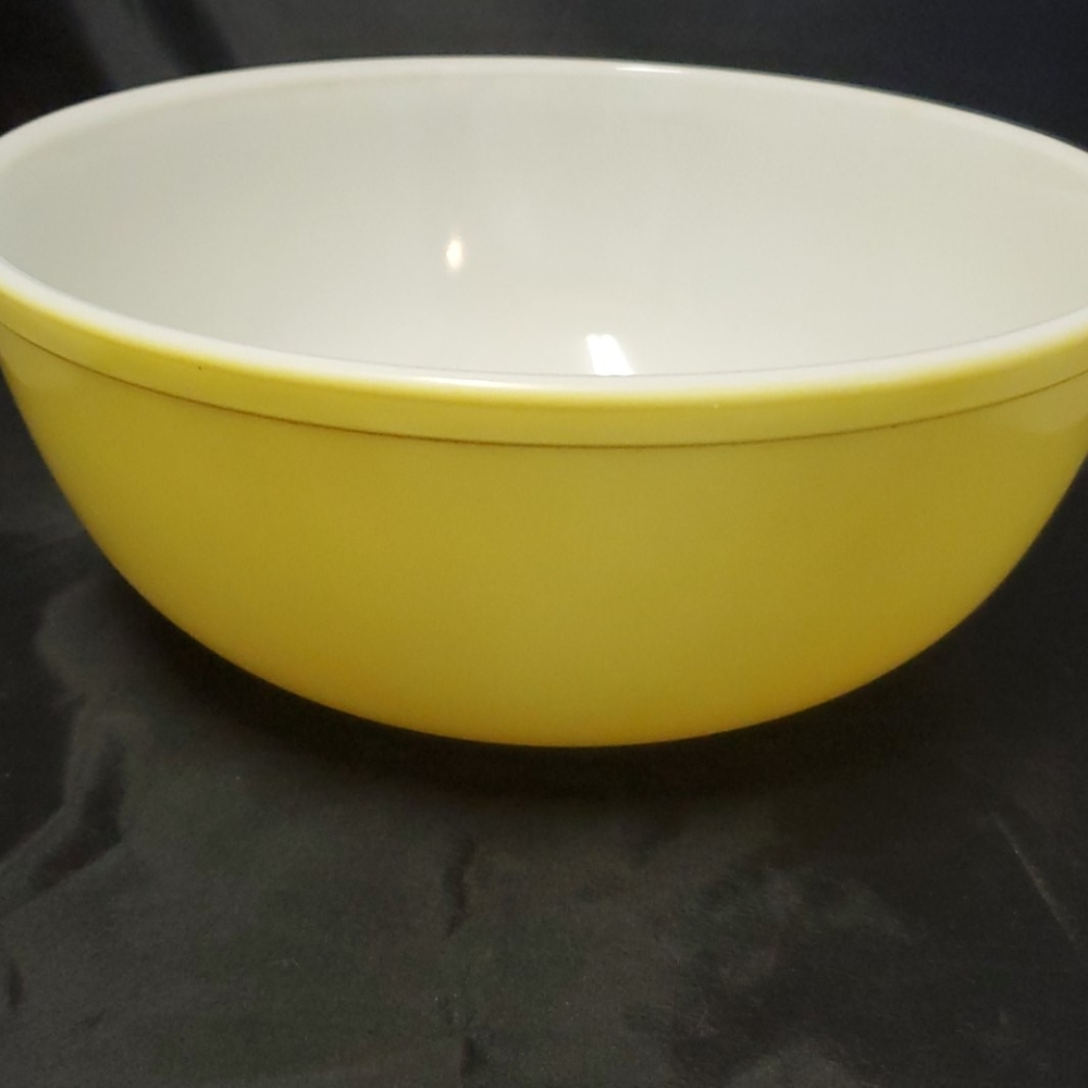 Vintage primary yellow 404 4qt pyrex bowl
